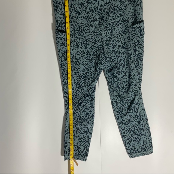Athleta Salutation Stash Pocket II 7/8 Printed Grey Black Tight Leggings Size XL - Picture 9 of 13
